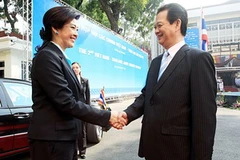Thủ tướng Nguyễn Tấn Dũng đón Thủ tướng Thái Lan Yingluck Shinawatra tham dự họp Nội các chung Việt Nam-Thái Lan lần 2. (Ảnh: Đức Tám/TTXVN)