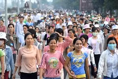 Công nhân của nhiều nhà máy và khu công nghiệp Tân Tạo giờ tan ca. (Nguồn: Internet)