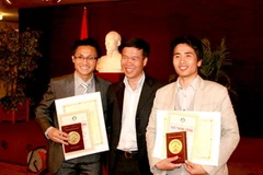 Bí thư thứ nhất Trung ương Đoàn, Võ Văn Thưởng trao Giải thưởng Sao tháng Giêng cho các cá nhân và đơn vị thanh niên Việt Nam tại Pháp. (Nguồn: Vietnam+)