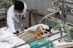 Chữa bệnh cho bệnh nhân ở khoa Cấp cứu, Bệnh viện Bạch Mai. Ảnh minh họa. (Nguồn: TTXVN)