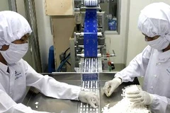 Sản xuất thuốc theo tiêu chuẩn GMP-WHO tại Công ty cổ phần dược phẩm Agimex Pharm (An Giang). (Ảnh: Nhật Anh/TTXVN)