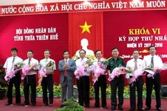 Chủ tịch, các Phó Chủ tịch Ủy ban Nhân dân và Ủy viên Ủy ban Nhân dân tỉnh ra mắt. (Ảnh: Quốc Việt/TTXVN)