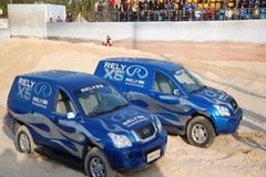 Hai ôtô mang tên Chery Rely của hãng Chery, tham dự cuộc đua. (Nguồn: Internet)