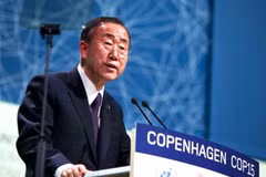 Tổng Thư ký Liên hợp quốc Ban Ki-moon phát biểu tại Hội nghị Liên hợp quốc về biến đổi khí hậu lần thứ 15 (COP15). (Ảnh: en.cop15.dk)