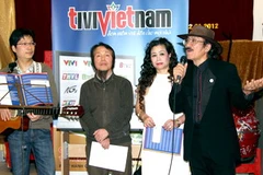 Nhạc sỹ Nguyễn Cường giới thiệu các học viên Quỳnh Nga, Đức Thắng, Mạnh Hà. (Ảnh: Thanh Hải/Vietnam+)