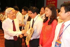 Tổng Bí thư Nguyễn Phú Trọng trao Bằng khen cho 100 đảng viên trẻ xuất sắc tiêu biểu thành phố Hà Nội năm 2012. (Ảnh: Trí Dũng/TTXVN)