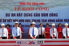 Thủ tướng Nguyễn Tấn Dũng và các đại biểu phát lệnh khởi công Dự án xây dựng cầu Vàm Cống. (Ảnh: Đức Tám/TTXVN)