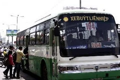 Xe buýt dừng đón khách tại Trạm Điện Biên Phủ,quận Bình Thạnh. (Ảnh: Hoàng Hải/TTXVN)