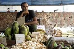 Một người bán hoa quả ở khu chợ bình dân ở Havana, Cuba. (Nguồn: AP)