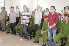 Các đối tượng tham gia đường dây tiêu thụ 2.000 xe trộm cắp tại phiên tòa ngày 22/8. (Nguồn: báo Sài Gòn Giải phóng)