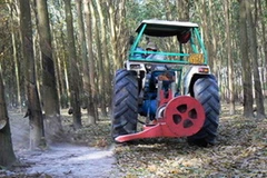 Chiếc máy thổi lá cao su ết hợp với máy kéo, làm tăng năng suất làm việc. (Ảnh: nguồn Internet)