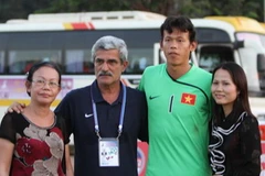 Mẹ và bạn gái Tấn Trường chụp ảnh với huấn luyện viên Calisto. (Ảnh: TT&VH)