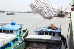 Bốc xếp gạo xuất khẩu tại cảng Sài Gòn. (Ảnh: Đình Huệ/TTXVN)