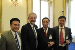 Đoàn Việt Nam gặp ông Gary Banks, Chủ tịch luân phiên OECD. (Ảnh: Nguyên Tuyên/Vietnam+)