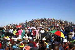 Thợ đào vàng bãi công phản đối công ty Gold Fields. (Nguồn: Reuters)