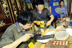 Các nghệ nhân trình diễn kỹ năng nghề nghiệp tại hội nghề. (Ảnh:Minh Đức/TTXVN)