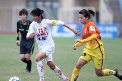 Đội Hà Nội I (áo trắng) vững vàng ngôi đầu giải vô địch bóng đá nữ. (Nguồn: TTXVN)