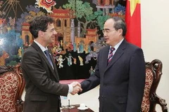 Phó Thủ tướng Nguyễn Thiện Nhân tiếp Đại sứ Stephan Husy, Giám đốc Trung tâm quốc tế Geneva về rà phá bom mìn nhân đạo. (Ảnh: Lâm Khánh/TTXVN)