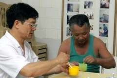 Tẩy độc nạn nhân da cam bằng phương pháp Hubbard tại Thái Bình. (Ảnh: Dương Ngọc/TTXVN)