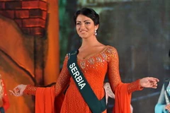 Người đẹp Tijana Rakic thướt tha trong tà áo dài màu hồng với họa tiết đẹp mắt. (Nguồn: Vnexpress)