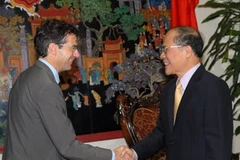 Phó Thủ tướng Nguyễn Sinh Hùng tiếp ông Stephan Husy, Đại sứ, Giám đốc GICHD. (Ảnh: Doãn Tấn/TTXVN)