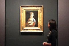 Khách tham quan xem một tác phẩm của Leonardo de Vinci trong một cuộc triển lãm các tác phẩm thiên tài này. (Nguồn: EPA)