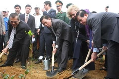 Chủ tịch nước Nguyễn Minh Triết và các đại biểu tham gia trồng cây tại Làng Văn hóa-Du lịch các dân tộc Việt Nam. (Ảnh: Đình Huệ/TTXVN)