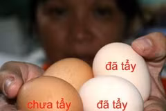 Trứng gà chuyển màu sau hai lần ngâm dung dịch axit. (Ảnh: nguồn Tuổi trẻ online)