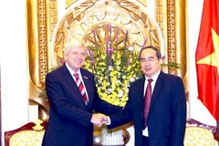 Phó Thủ tướng Nguyễn Thiện Nhân tiếp ông Volker Bouffier, Thủ hiến bang Hessen (Đức) đang thăm và làm việc tại Việt Nam. (Ảnh: Nguyễn Dân/TTXVN)