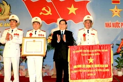 Chủ tịch nước Nguyễn Minh Triết trao tặng danh hiệu Anh hùng lực lượng vũ trang Nhân dân cho Cục V26. (Ảnh: Thống Nhất/TTXVN) 