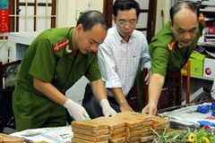 Cơ quan công an kiểm tra số ma túy thu giữ được trong một vụ vận chuyển ma túy khối lượng lớn ở Hòa Bình. (Nguồn: Báo Dân trí) 