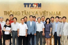 Tổng Giám đốc TTXVN Nguyễn Đức Lợi chụp ảnh chung với các đại biểu dự cuộc gặp. (Ảnh: Lâm Khánh/TTXVN)