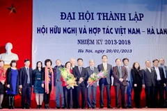 Ban chấp hành Hội hữu nghị và Hợp tác Việt Nam-Hà Lan ra mắt đại hội. (Ảnh: An Đăng/TTXVN)