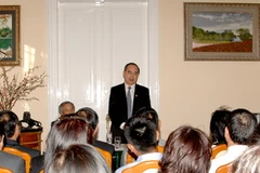 Phó Thủ tướng Nguyễn Thiện Nhân nói chuyện với cán bộ, nhân viên Đại sứ quán Việt Nam và đại diện kiều bào ở Hungary. (Ảnh: Thanh Hải/Vietnam+) 