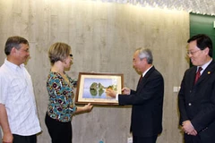 Chủ tịch Mặt trận Tổ quốc Việt Nam Huỳnh Đảm trao tặng quà lưu niệm cho đại diện lãnh đạo Đảng Cộng sản Pháp. (Ảnh: Lê Hà/Vietnam+)