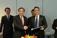 Tổng cục trưởng Hải quan Việt Nam Nguyễn Ngọc Túc (trái) và Tổng cục trưởng Hải quan Hong Kong Clement Cheung (phải) trao đổi văn kiện hợp tác. (Ảnh: Đỗ Hưng/Vietnam+)
