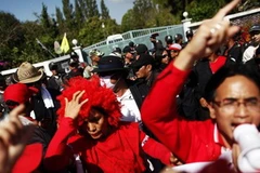 Phong trào "áo đỏ" đã tự giải tán cuộc biểu tình tại dinh thự của cựu Thủ tướng Surayud Chulanont trong hòa bình. (Ảnh: Reuters)