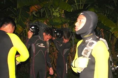 Các thợ lặn chuẩn bị tìm kiếm nạn nhân vụ đắm tàu. (Ảnh: Công Tường/TTXVN)