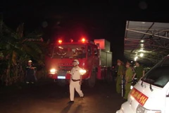 Lực lượng cứu hộ triển khai tại hiện trường vụ tai nạn. (Ảnh: Công Tường/TTXVN)