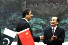 Thủ tướng Pakistan Yousuf Raza Gilani và Thủ tướng Trung Quốc Ôn Gia Bảo tại buổi ký hiệp định hợp tác giữa hai nước. (Nguồn: AP)
