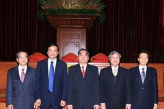 Thường trực Ban Bí thư Lê Hồng Anh chụp ảnh chung với lãnh đạo 4 văn phòng Trung ương tại buổi gặp mặt. (Ảnh: Thống Nhất/TTXVN)