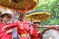 Lễ tế thánh và rước cờ của dân làng Phù Đổng tại Hội Gióng. (Ảnh: Anh Tuấn/TTXVN)