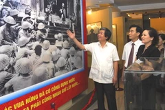 Lãnh đạo tỉnh Phú Thọ và TTXVN cùng các đại biểu xem triển lãm. (Ảnh: Hồng Kỳ/TTXVN) 