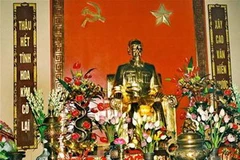 Một bàn thờ tưởng niệm Chủ tịch Hồ Chí Minh. (Nguồn: báo Tiền Phong)