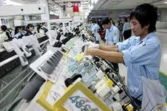 Sán xuất linh kiện điện tử ở công ty Sumi Hanel. (Ảnh: Huy Hùng/TTXVN) 