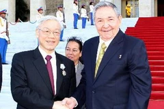 Bí thư thứ nhất, Chủ tịch Cuba Raúl Castro Ruz đón Tổng Bí thư Nguyễn Phú Trọng trong chuyến thăm Cuba của Tổng Bí thư tháng 4/2012. (Ảnh: Trí Dũng/TTXVN)