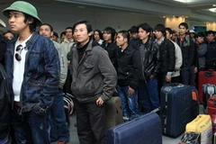 Người lao động Việt Nam chờ làm thủ tục xuất cảnh tại sân bay Zarzis ở Djerba. (Ảnh: Nhan Sáng/TTXVN)