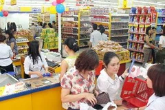 Khách mua hàng tại siêu thị Fivimart Hà Nội. (Ảnh: Ngọc Tiệp/TTXVN)