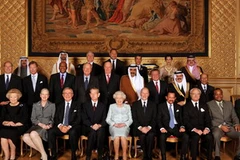 Nữ hoàng Anh chụp ảnh chung với các vị khách mời. (Nguồn: Getty Images)