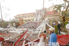 Cột thu phát sóng tại tỉnh Quảng Bình bị đổ trong cơn bão số 10. (Ảnh: Võ Thị Dung/TTXVN)